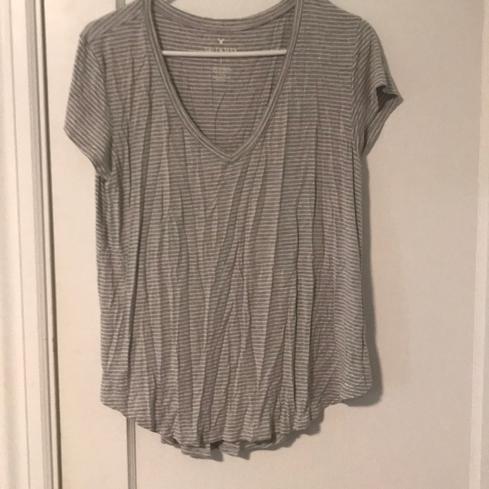 V neck t shirt with curved hem